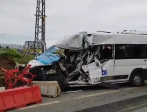 İşçileri taşıyan servis minibüsü ile midibüs çarpıştı: Yaralılar var!