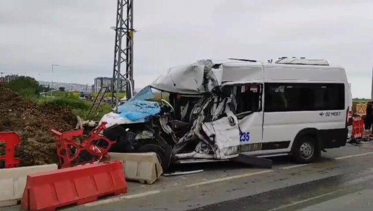 İşçileri taşıyan servis minibüsü ile midibüs çarpıştı: Yaralılar var!