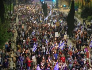 İsrail'de gösteriler devam ediyor: Netanyahu'nun evine yürüyen protestoculara polisten sert müdahale