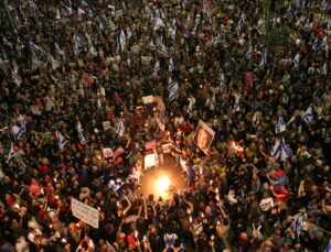 İsrail'de Netanyahu'ya karşı protestolar sürüyor: On binlerce kişi bir kez daha toplandı