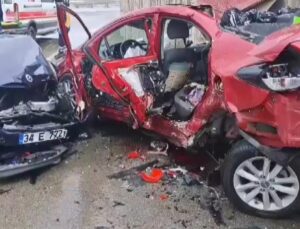 İstanbul’da feci kaza: Otomobil, park halindeki araca çarptı!