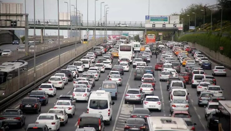 İstanbul’da haftanın ilk iş günü yoğun trafikle başladı