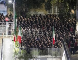 İtalya'da neofaşistler, 49 yıl önce öldürülen aşırı sağcı genci "Nazi selamı" ile andı