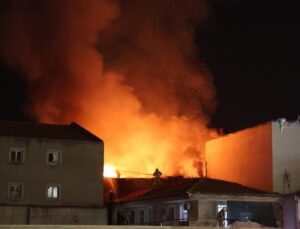 İzmir’deki Kemeraltı Çarşısı’nda çıkan yangın kontrol altına alındı