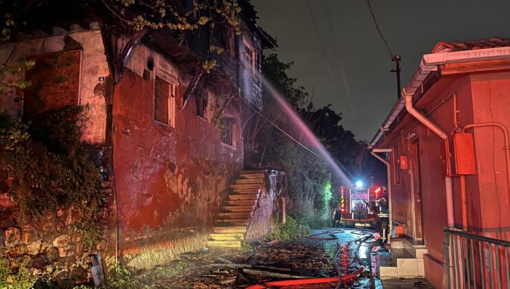 İzmit’te iki katlı metruk ev alev alev yandı