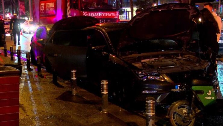 Kadıköy’de park halindeki 2 otomobil alev alev yandı