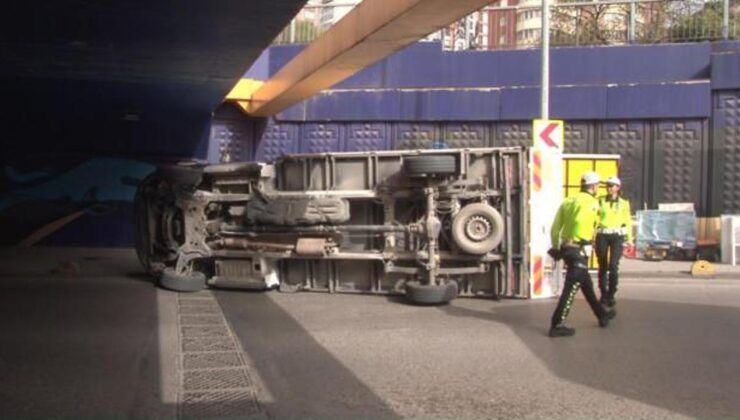 Kadıköy’de üst geçide çarpan kamyonet devrildi