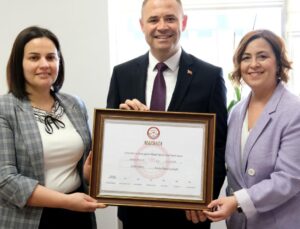Kırklareli Belediye Başkanı Derya Bulut mazbatasını aldı: Söz veriyorum