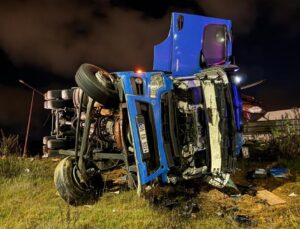 Kuzey Marmara Otoyolu’nda iki tırın karıştığı kazada 2 kişi yaralandı