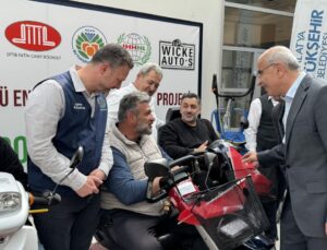 Malatya’da engelli depremzedelere 50 akülü tekerlekli sandalye dağıtıldı