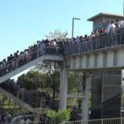 Metrobüs üstgeçidinde yoğunluk izdihama dönüştü