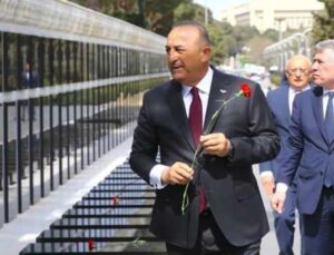 Mevlüt Çavuşoğlu ve beraberindeki TBMM heyetinden Bakü’de anlamlı ziyaret