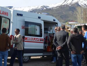 Muş’ta öğrenci servisi ile hafif ticari araç çarpıştı: 10 yaralı