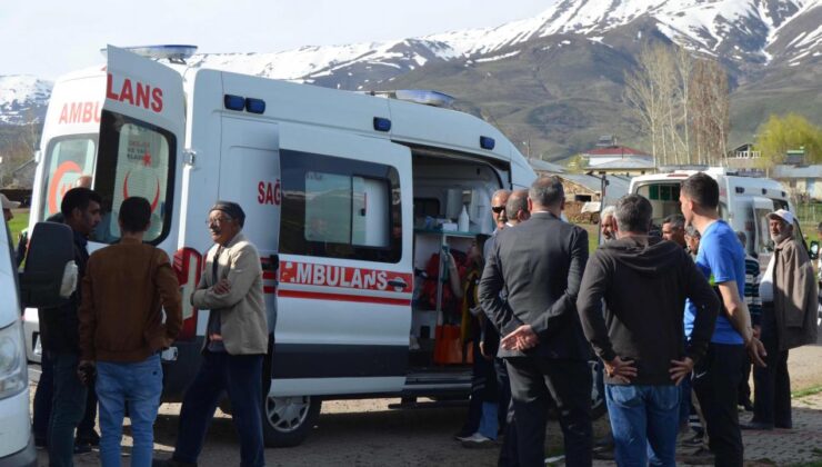 Muş’ta öğrenci servisi ile hafif ticari araç çarpıştı: 10 yaralı