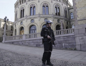 Norveç polisi camilere yönelik tehditlerin artması sonucu silahlandı
