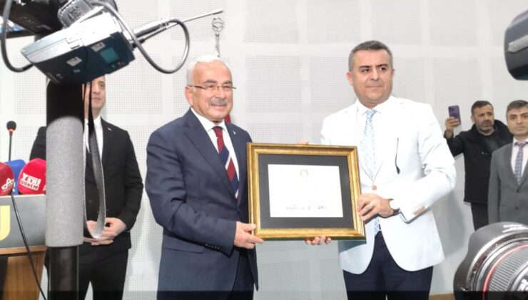 Ordu Büyükşehir Belediye Başkanı Mehmet Hilmi Güler, mazbatasını aldı