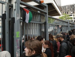 Paris'te üniversite öğrencilerinden "Gazze'deki soykırım dursun" çağrısıyla kampüste eylem