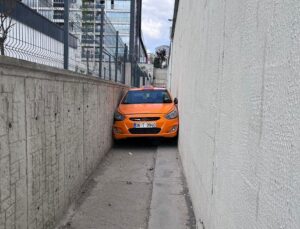 Polisten kaçan taksicinin aracı iki duvar arasına sıkıştı!