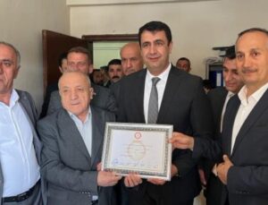 Şemdinli Belediye Başkanı Fahri Şakar, mazbatasını aldı