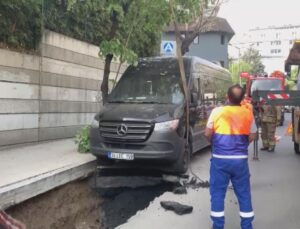 Şişli’de yol çöktü! Çukura düşen araçlar güçlükle çıkarıldı