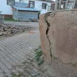 Tokat'ta korkutucu depremin izleri gün ağarınca ortaya çıktı