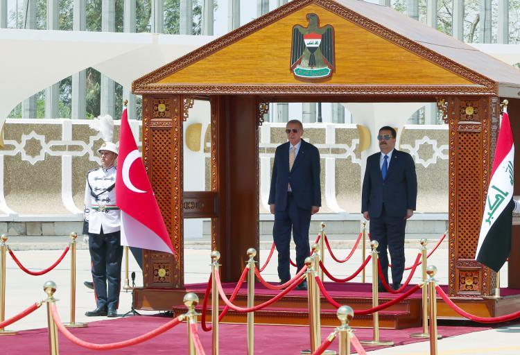 <p>Cumhurbaşkanı Erdoğan'ı, Bağdat Uluslararası Havalimanı'nda Başbakan Muhammed Şiya es-Sudani resmi törenle karşıladı. Cumhurbaşkanı Erdoğan'a ikramda bulunuldu.</p>