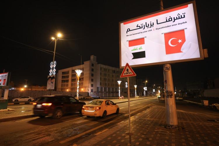 <p>Havalimanı ile kent merkezi istikametinde bulunan caddelerdeki bayraklar da dikkati çekti. Başta Serbasti ve Gulan olmak üzere birçok caddede billboardlara İngilizce "Hoş geldin Başkan Erdoğan" yazılı afiş asıldı.</p><p> </p>