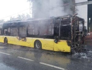 Sultanbeyli’de seyir halindeki İETT otobüsü alev alev yandı