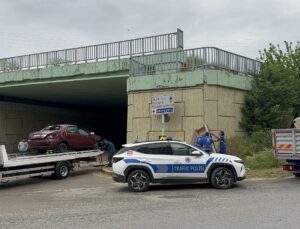 Tuzla’da korkunç kaza: Seyir halindeki otomobil üst geçitten ceddeye düştü