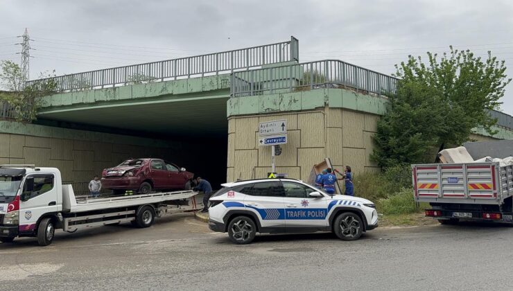 Tuzla’da korkunç kaza: Seyir halindeki otomobil üst geçitten ceddeye düştü