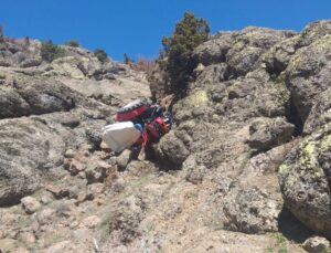 Uçuruma yuvarlanan traktörden son anda kurtuldular