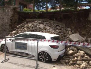 Üsküdar’da korkutan anlar: Site duvarı çöktü, 2 otomobil altında kaldı