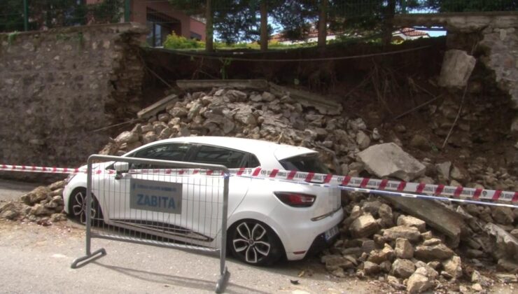 Üsküdar’da korkutan anlar: Site duvarı çöktü, 2 otomobil altında kaldı