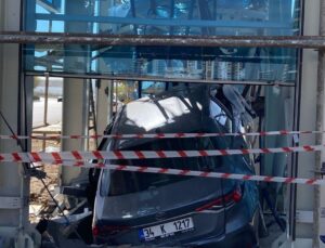 Uykuya dalan sürücü üst geçit asansörüne girdi: Yaralılar var!