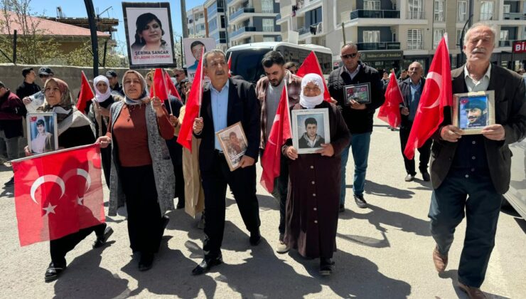 Vanlı ailelerin DEM Parti İl Başkanlığı önündeki eylemleri devam ediyor