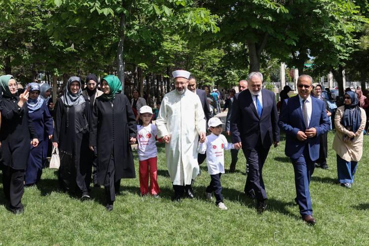 <p>Erbaş, buradaki konuşmasında, 4-6 yaş sınıflarının açılmasından bu yana 10 yıl geçtiğini hatırlatarak, bu sürede yaklaşık 1 milyon öğrencinin mezun olduğunu bildirdi.</p>