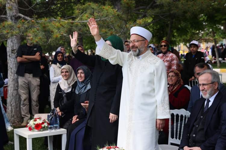 <p>Bu yıl 210 bin öğrencinin eğitim aldığı 4-6 yaş Kur'an kurslarındaki eğitimi çok önemsediklerini ifade eden Erbaş, "4-6 yaş Kur'an kurslarında Rabbini, peygamberini öğrensin, büyüklerini sevsin, büyüklerine saygı göstersin, küçüklerine sevgi göstersin, vatan sevgisi, bayrak sevgisi, ezan sevgisi nedir, değerlerimizi onlara öğretelim düşüncesiyle sizler çocuklarınızı bizlere emanet ettiniz. Bizler de emanete en güzel bir şekilde riayet ederek çocuklarımızı yetiştirmeye gayret ettik." diye konuştu.</p>