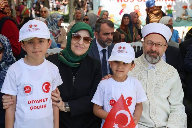 <p>Müftülüklerin 4-6 yaş Kur'an kurslarının niteliklerini artırmak için büyük gayret içinde olduklarını vurgulayan Erbaş, sözlerini şöyle sürdürdü:</p>