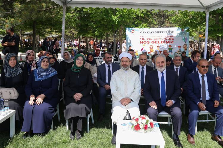 <p>"Bu iş heyecan ve sevgi işidir. Kur'an kursu öğreticilerimize teşekkür ediyorum. Onlar hakikaten zoru başarıyorlar. Evimizde birkaç çocuğumuz olsa onların terbiyesi için ne büyük mücadeleler veriyoruz. Ama Kur'an kursu öğreticilerimiz büyük fedakarlıklar göstererek yirmiye yakın çocuğun eğitimi ile meşgul oluyorlar. </p>