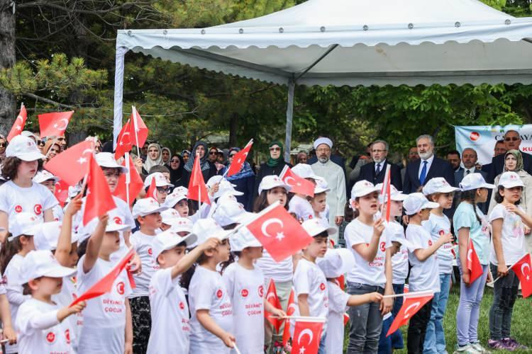 <p>Programa Başkan Erbaş'ın eşi Seher Erbaş, Diyanet İşleri Başkan Yardımcısı İbrahim Hilmi Karslı, Rehberlik ve Teftiş Başkanı Hasan Güçlü, Ankara İl Müftüsü Hasan Çınar ile öğrencilerin aileleri ve Kur'an kursu öğreticileri katıldı.</p>