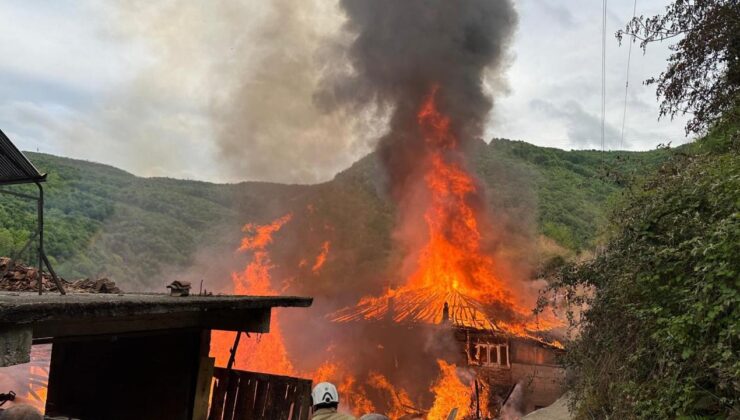 Zonguldak’ta iki ahşap ev tamamen kül oldu