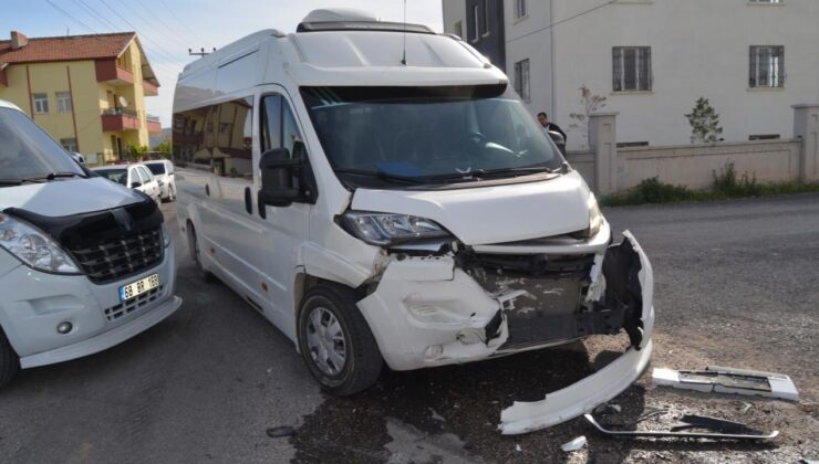 Aksaray’da işçi servisiyle otomobil çarpıştı: 7 yaralı