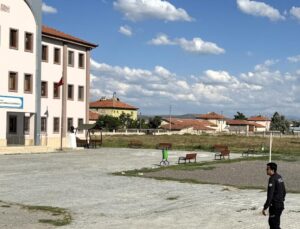 Aksaray’da sınıf öğretmeni okulun bahçesinde sopayla darbedildi