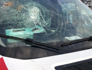 Ambulansa kürekle saldırı; Hamile sağlık çalışanı cam parçaları ile yaralandı