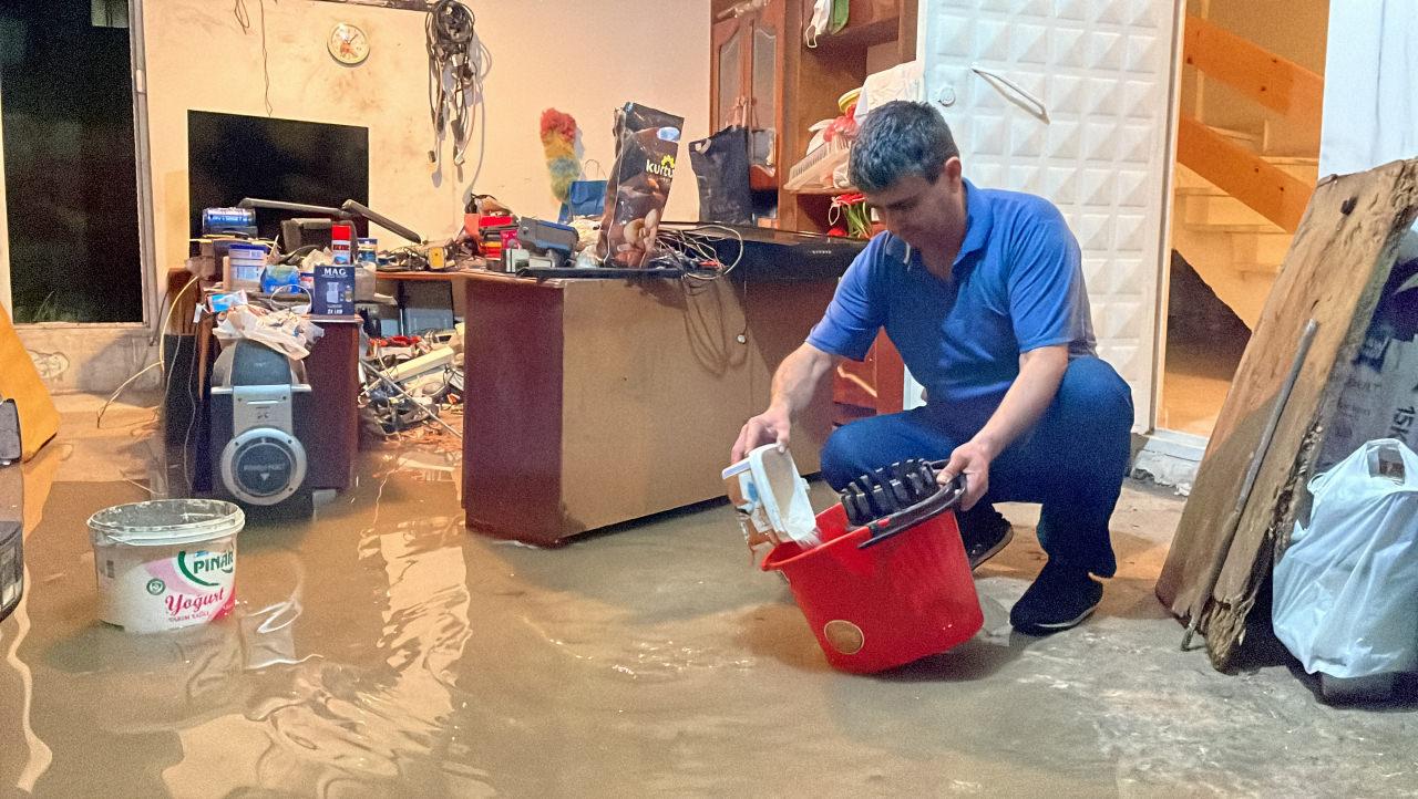 Eskişehir'de sağanak hayatı olumsuz etkiledi. Yoğun yağış nedeniyle Şirintepe Mahallesi Ülkümen Sokak'ta bulunan bazı evlerin zemin katlarını ve garajlarını su bastı. Vatandaşlar kendi imkanları ile su birikintisini tahliye etmeye çalıştı. İhbar üzerine bölgeye gelen itfaiye ekipleri de tahliye çalışmalarına destek verdi.