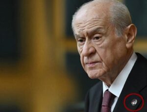 Bahçeli, Fatih Karagümrük rozeti ile grup toplantısına çıktı