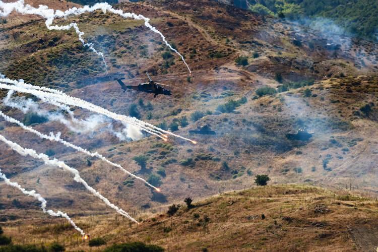 <p>Hava hücum harekatının başarıyla tamamlanmasının ardından muharebe arama kurtarma görevi de icra edildi.</p>