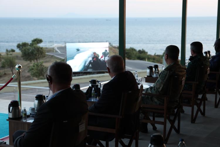 <p>Tatbikat sırasında, yarınki bölümde yer alacak olan TCG Anadolu gemisi de yerini aldı.</p>