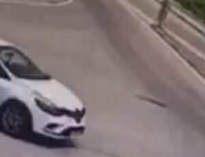 Bunu da gördük! Seyir halindeki araca at çarptı