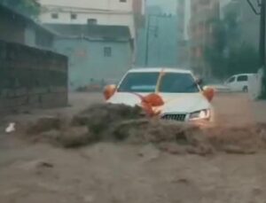 Cizre’de ilginç görüntü! Gelin arabası böyle gitti…